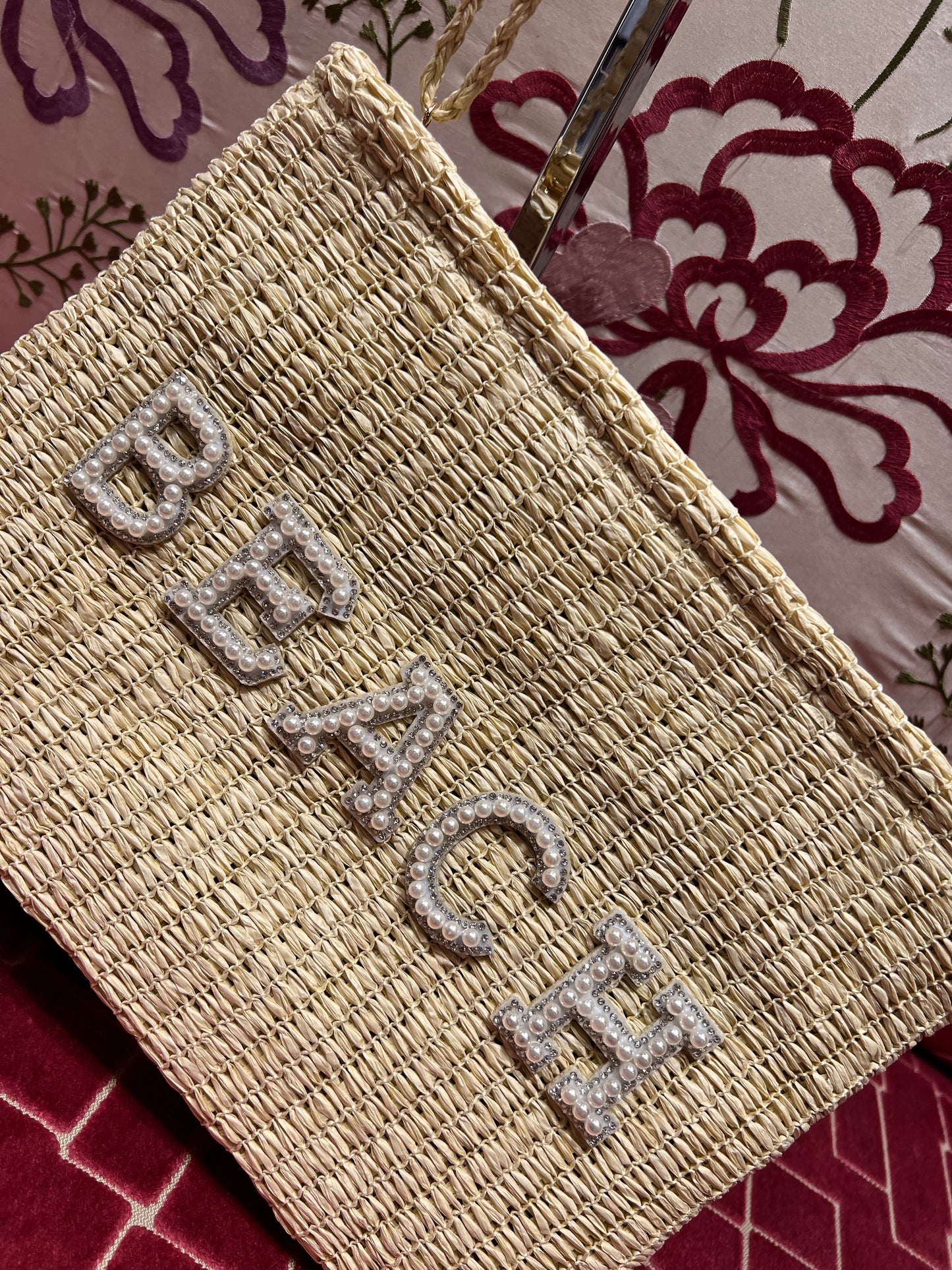 Pochette in paglia intrecciata con scritta” Beach” perline avorio