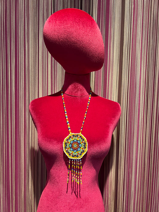 Collana lunga perline multicolor bianco giallo arancio blu con centrale perline