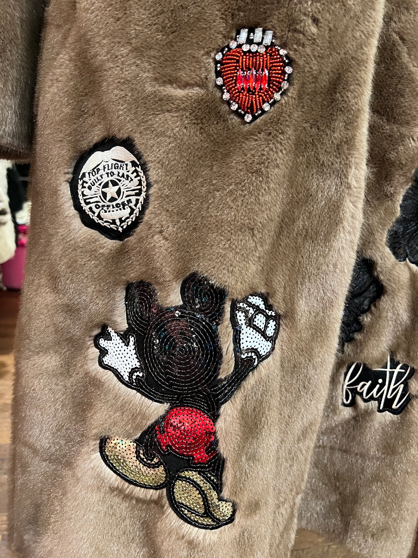 Abpink🩷 eco visone miele con patch Topolino cuore sacro