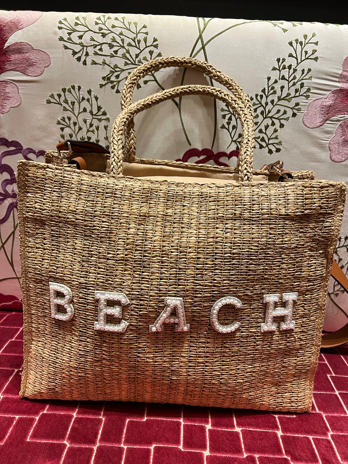 Borsa due manici in paglia intrecciata  con tracolla e scritta “ Beach” in perline