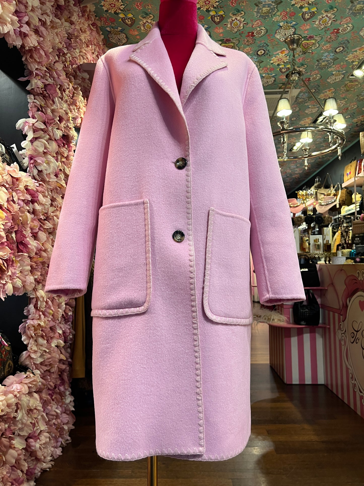 Sincere Paris cappotto rosa con tasche bordate di rosa