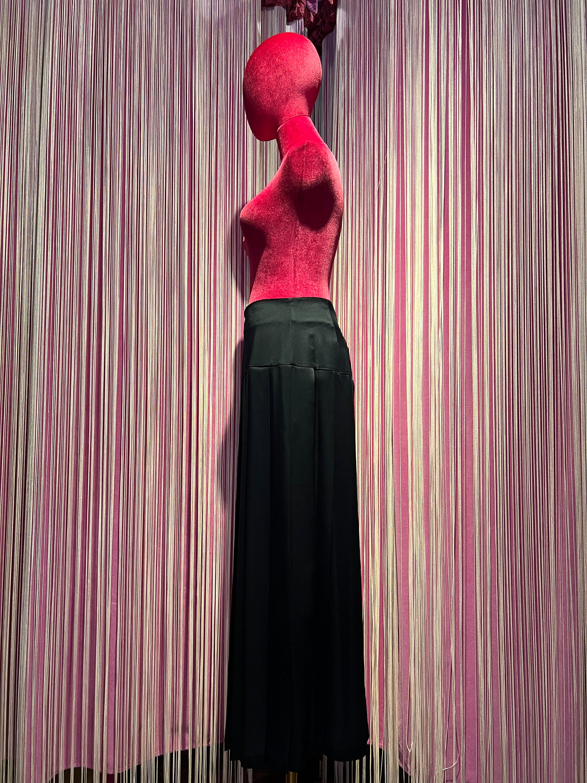 Semicouture gonna a pieghe in satin , modello con fascio e liscio .lunghezza midi , colore blu notte