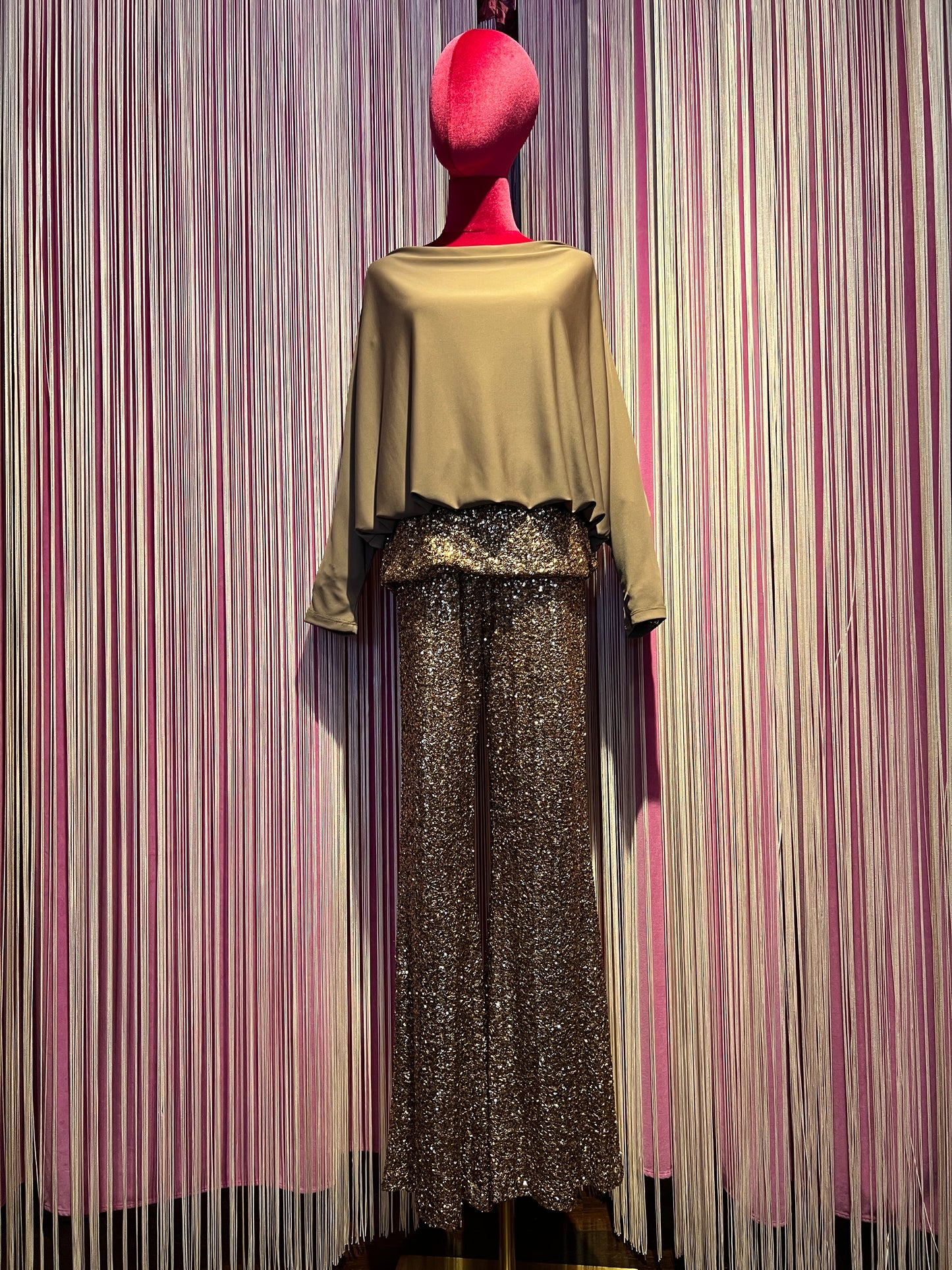 The room completo taupe blusa e pantalone con paillettes
