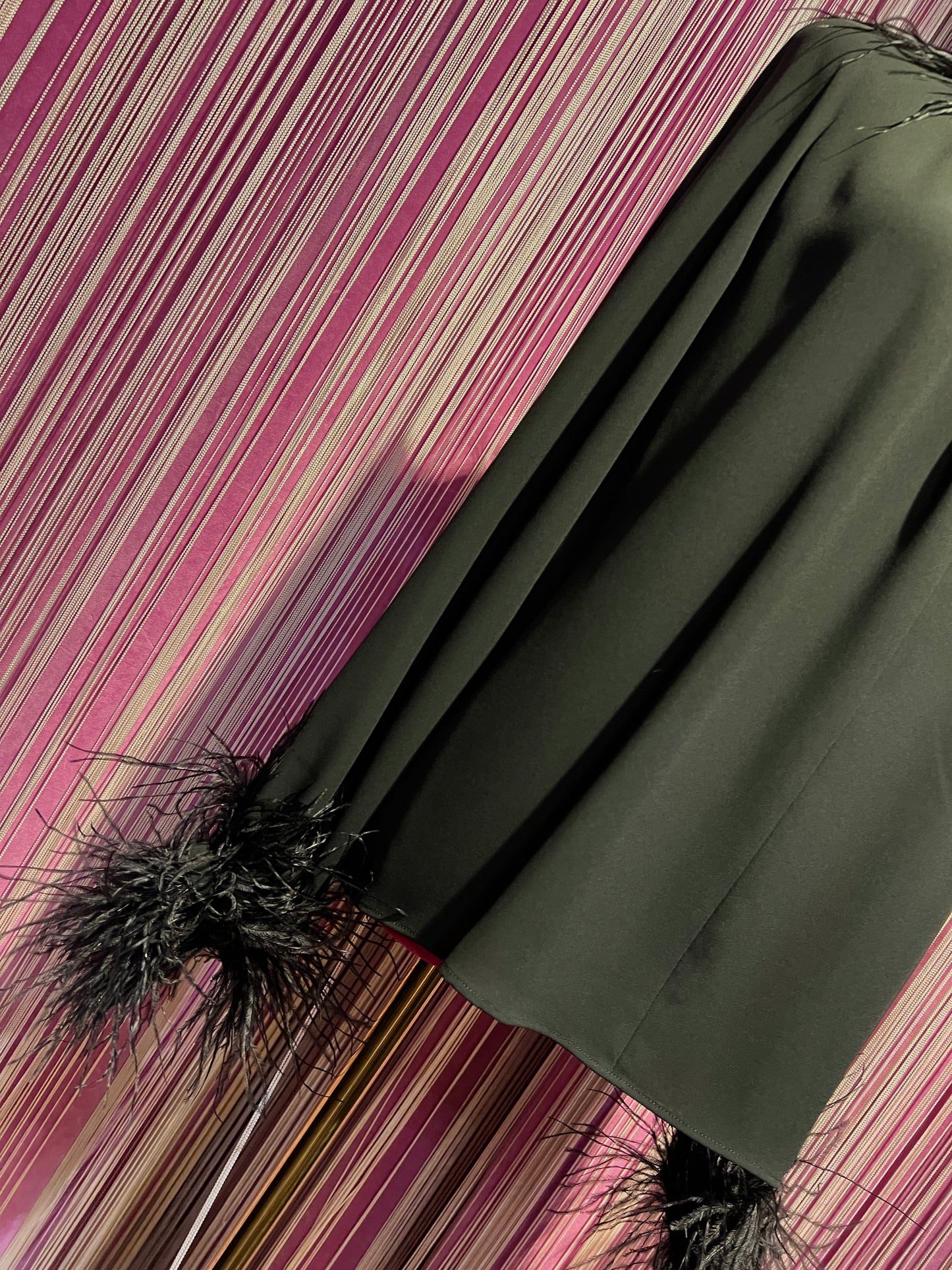 Dahlo blusa nera collo e polsini con piume
