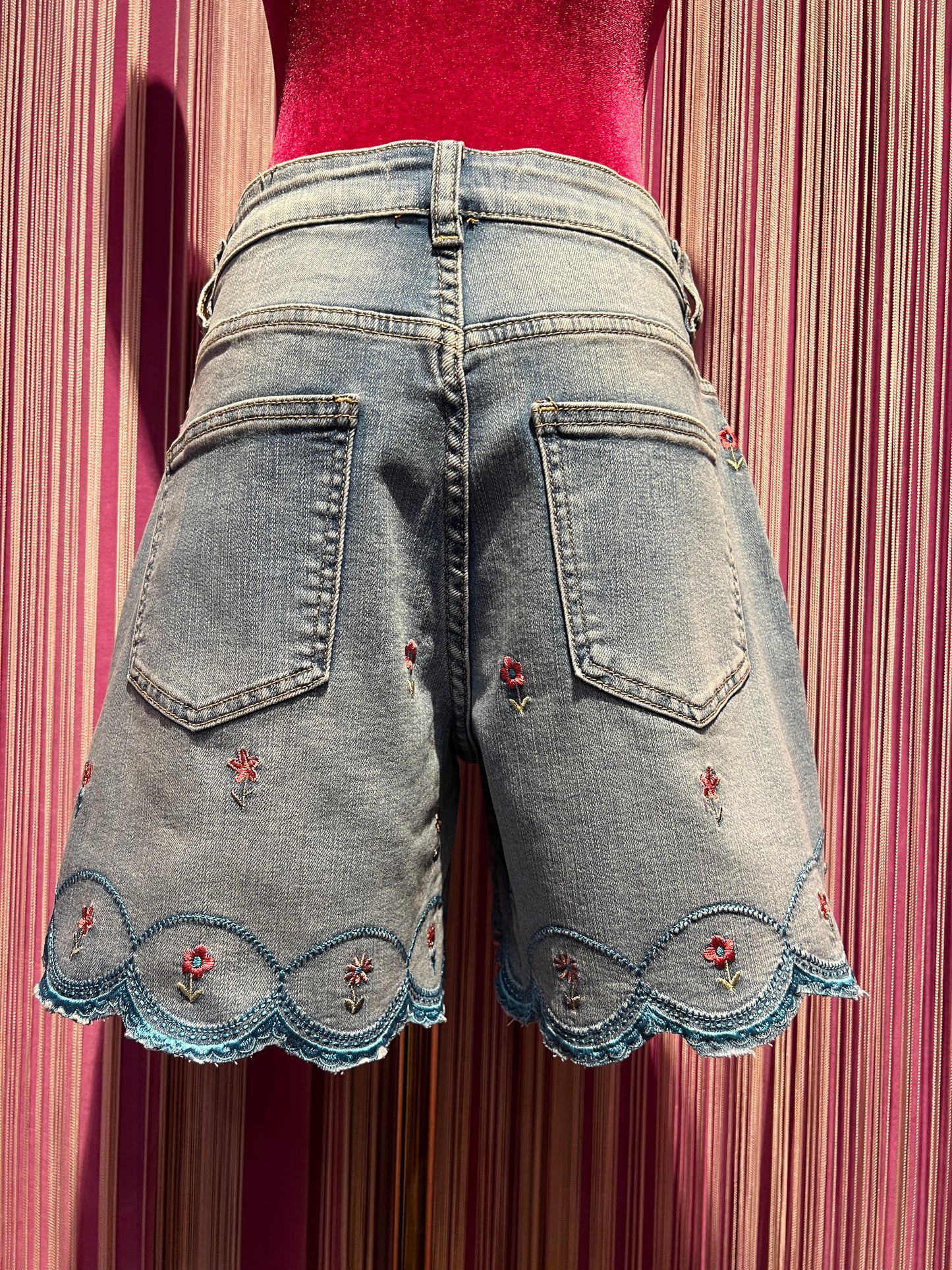 Mon amour Paris short in denim elasticizzato con fiori ricamati e orlo smerlato