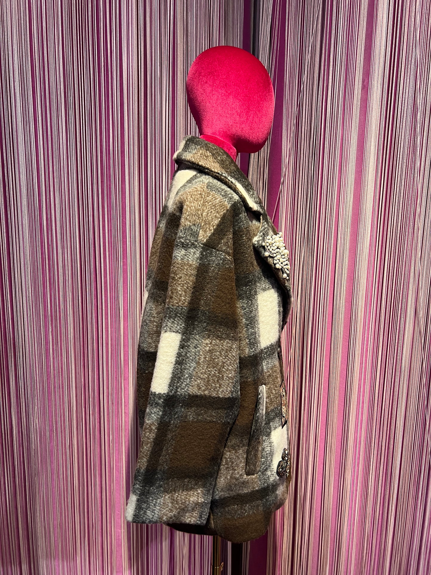 ABpink🩷 quadrettona cioccolato con patch e spille con perle e apette