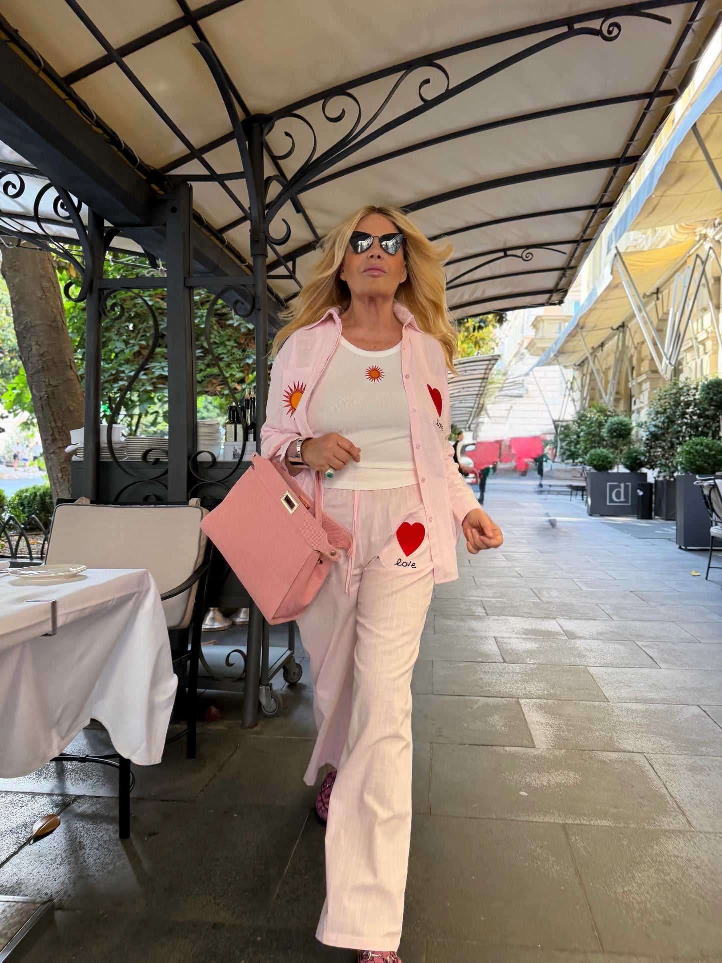 Mon amour Paris completo in cotone tre pezzi rosa camicia con ricamo cuore e sole sulle tasche canottiera bianca con ricamo sole e pantalone con elastico in vita ricamo cuore e sole