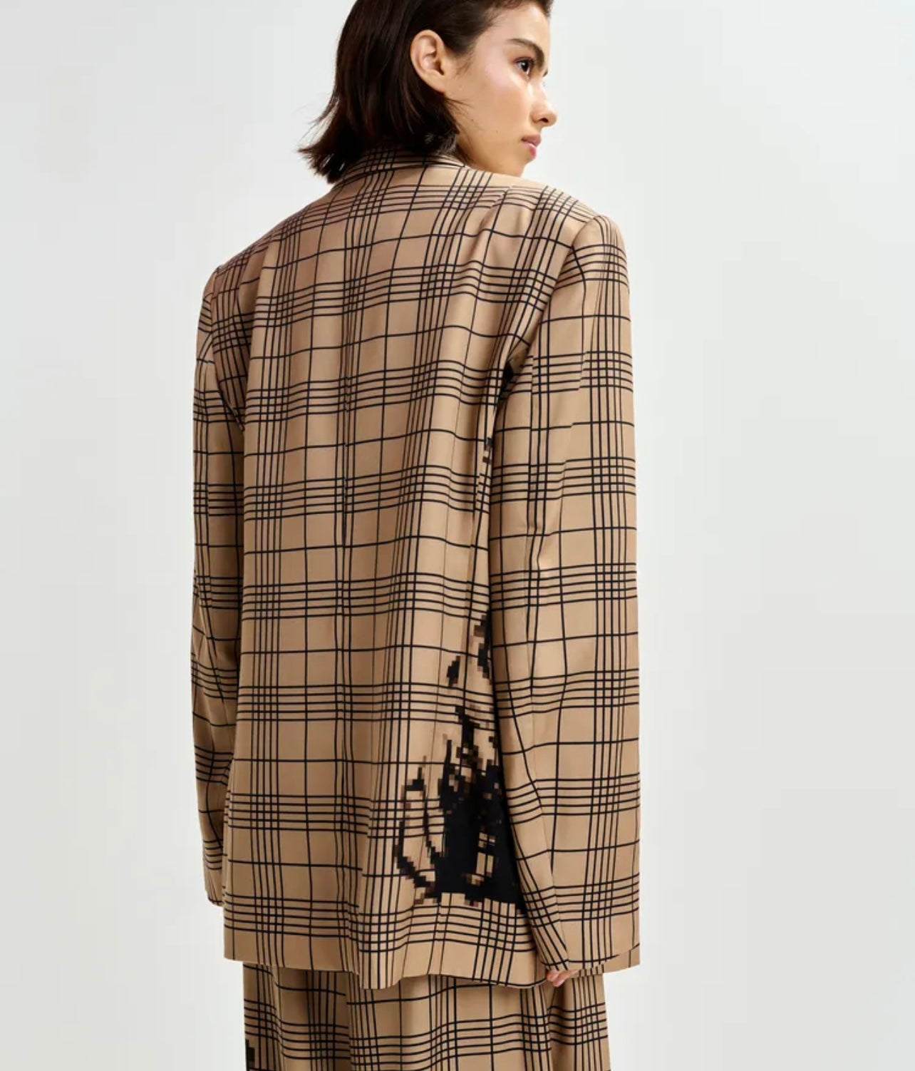 Essentiel antwerp -40% di sconto blazer over doppiopetto marrone e nero con stampa posizionata effetto pixel