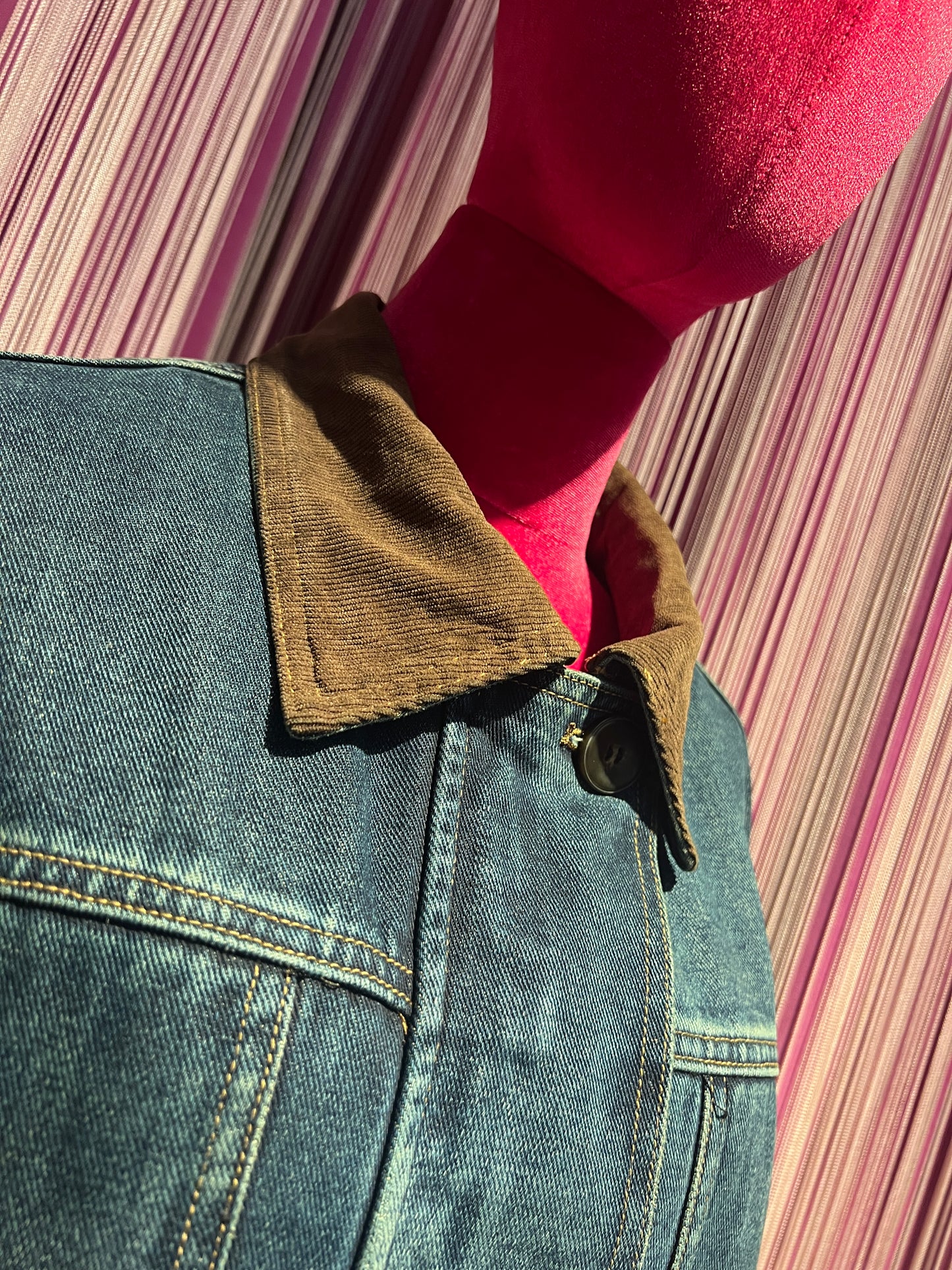 The room giacca jeans denim con colletto e polsi in velluto, patch