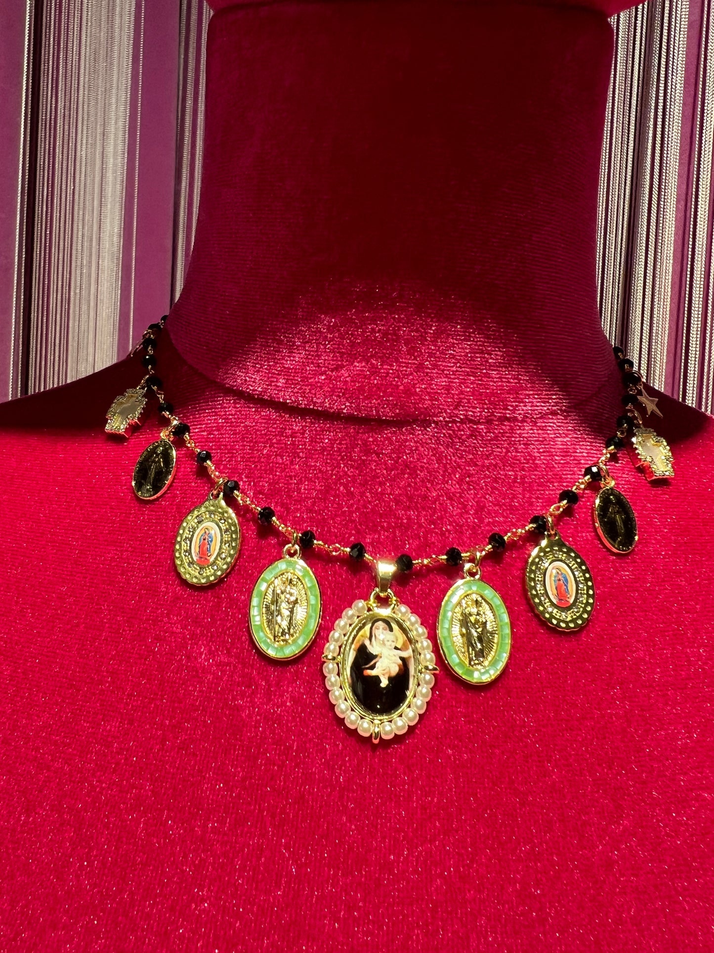 Principessa glam collana girocollo perline nere con charms immagini sacre