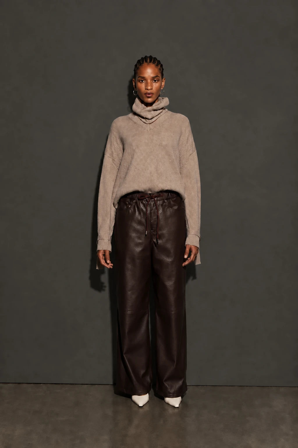 Isabelle Blanche Paris pantalone similpelle con elastico in vita e finiture rivetti