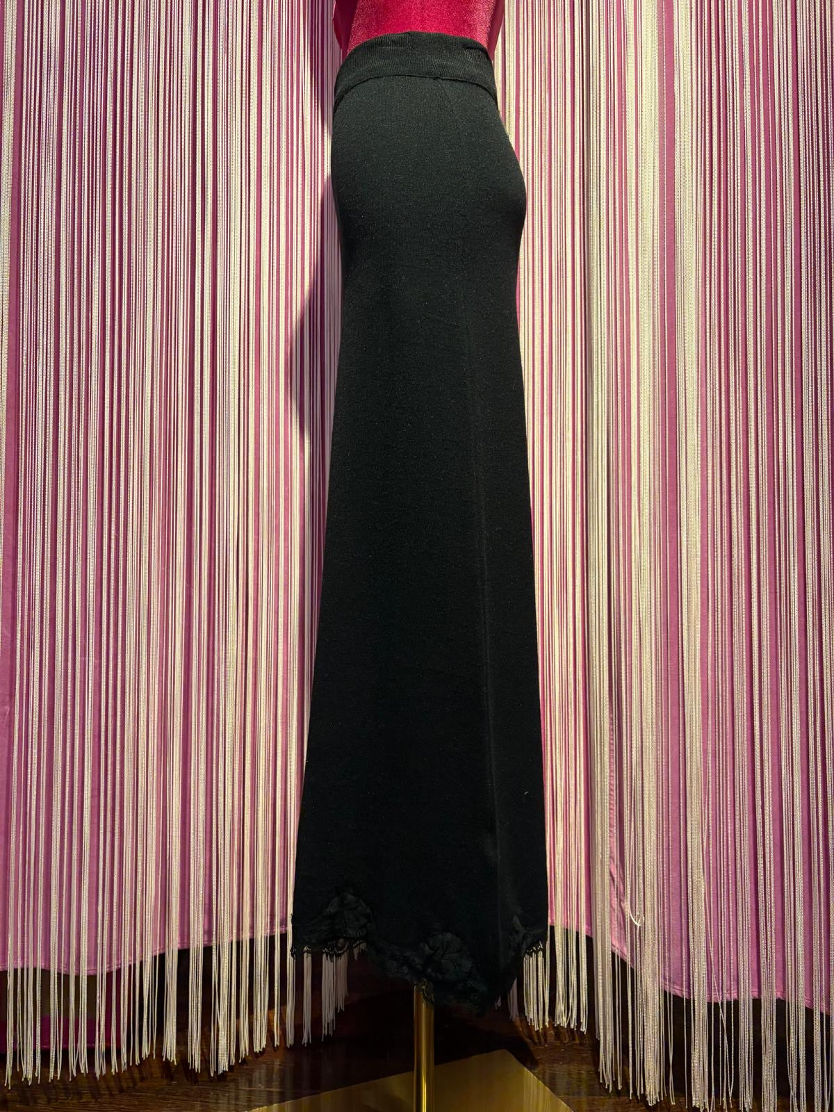 Pink memories gonna lunga svasata in maglia nera con pizzo nero
