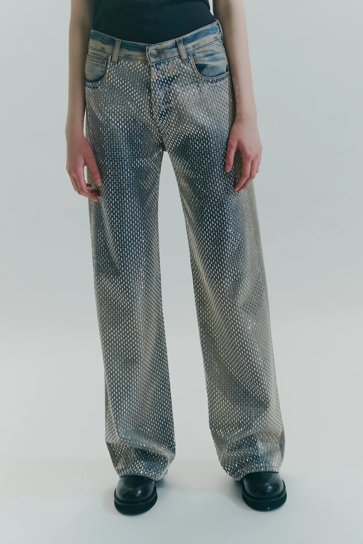 Circus Hotel pantalone in denim modello wide leg , lavaggio effetto slavato e applicazione di micro borchie all over e su tasche posteriori