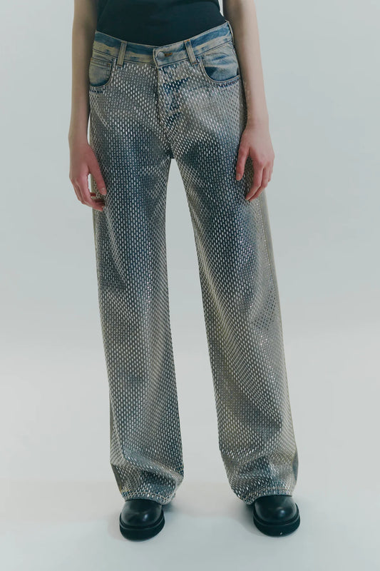 Circus Hotel pantalone in denim modello wide leg , lavaggio effetto slavato e applicazione di micro borchie all over e su tasche posteriori