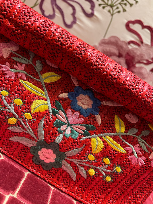 Borsa con tracolla in rafia ed ecopelle con ricami floreali e chiusura magnetica colore rosso scuro