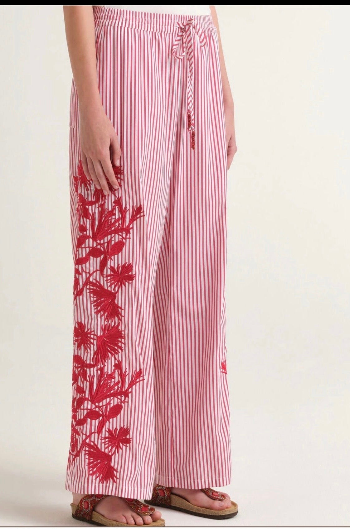 Maliparmi -50% di sconto completo camicia collo guru a righe bianco e rosso maniche con ricamo ramage motivo floreale e pantalone