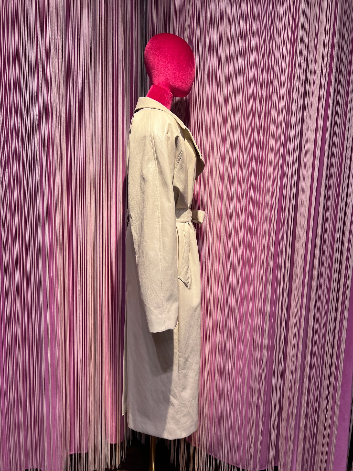 The room spolverino over in ecopelle ghiaccio con cinta