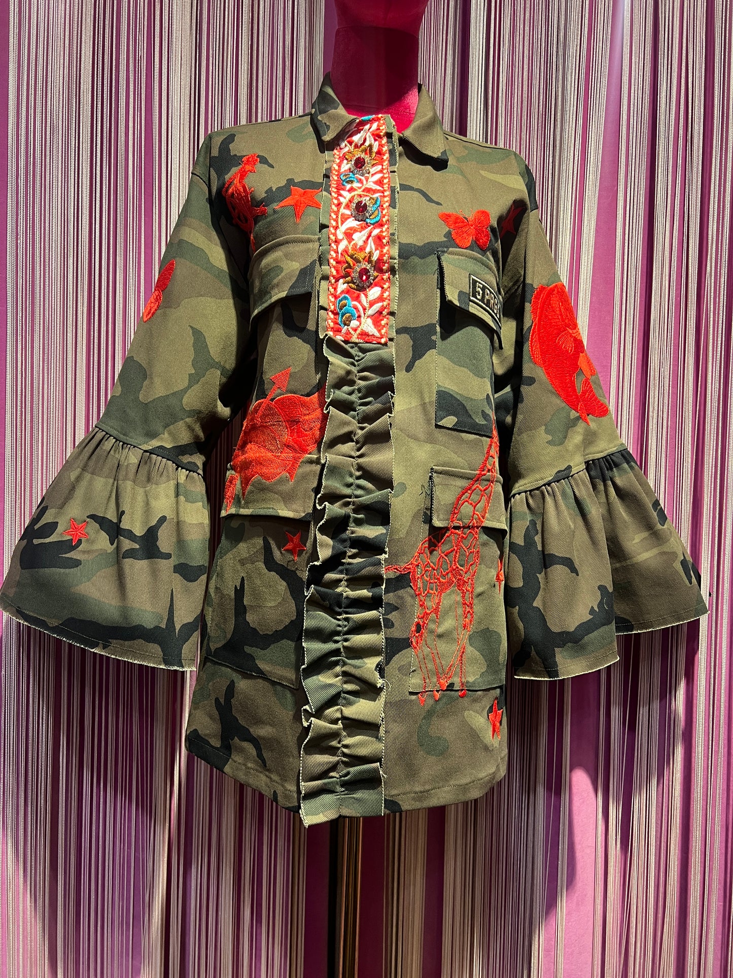 5 Progress giacca camouflage con ricami rossi tattoo , passamaneria e bottoni gioiello