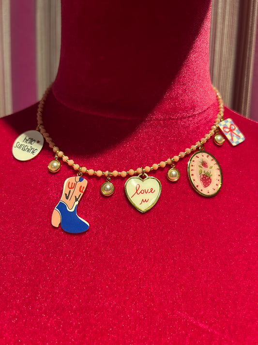 Manuela Ajo’ creazioni collana girocollo perline rosa charms perle ,cuore scritta love u , charms camperos
