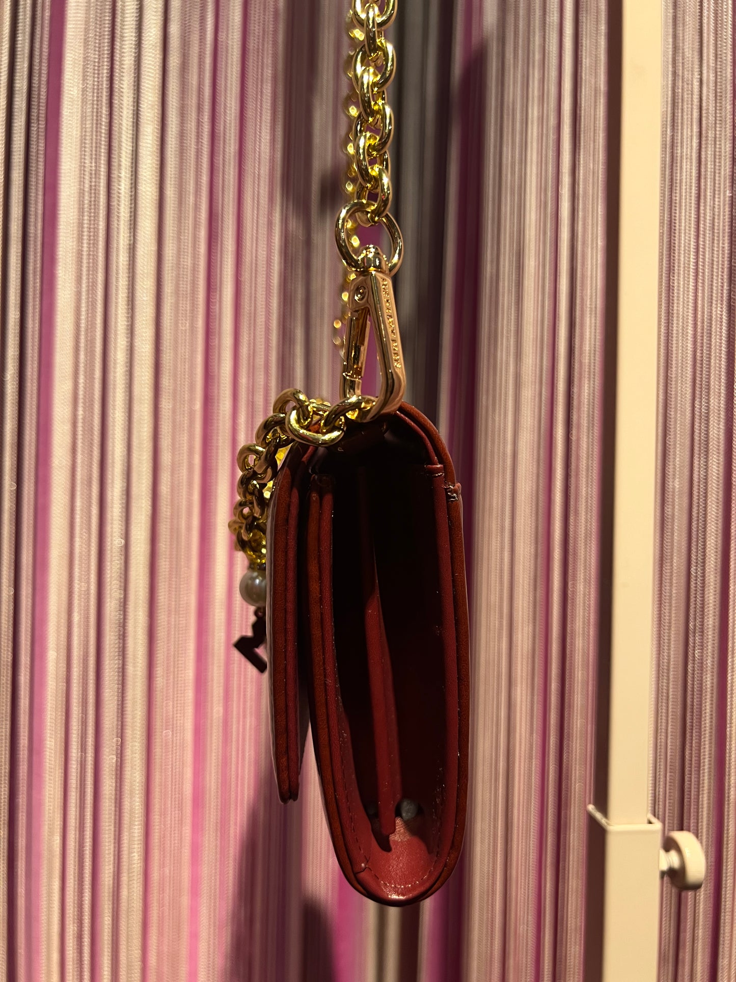 Rue Madam borsa tracollina ecopelle burgundy con catene oro e charms