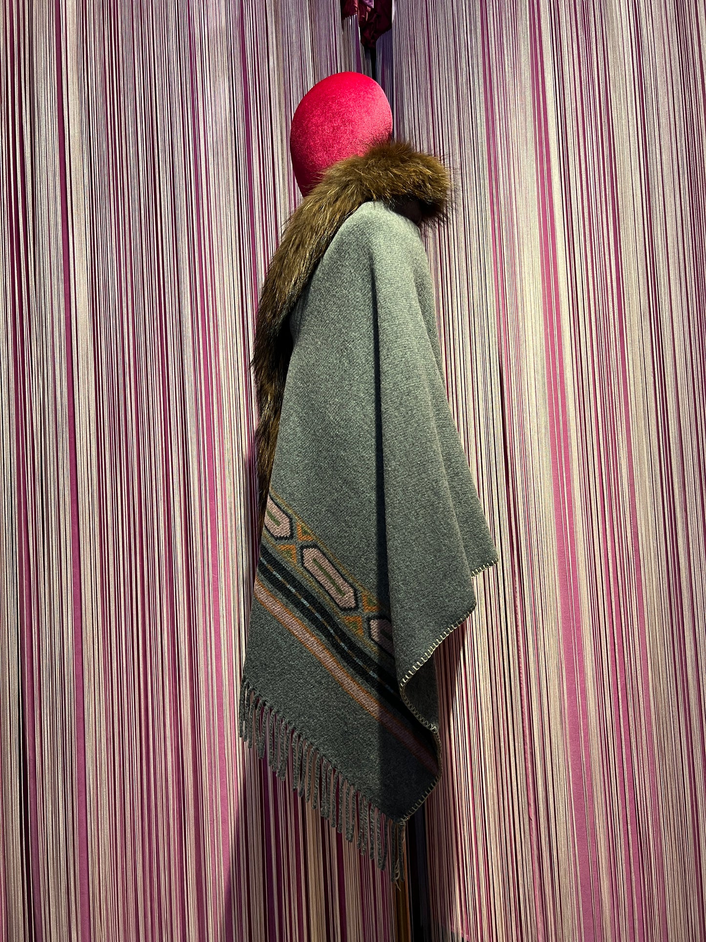 Bazar deluxe stola con frange e pelliccia raccoon