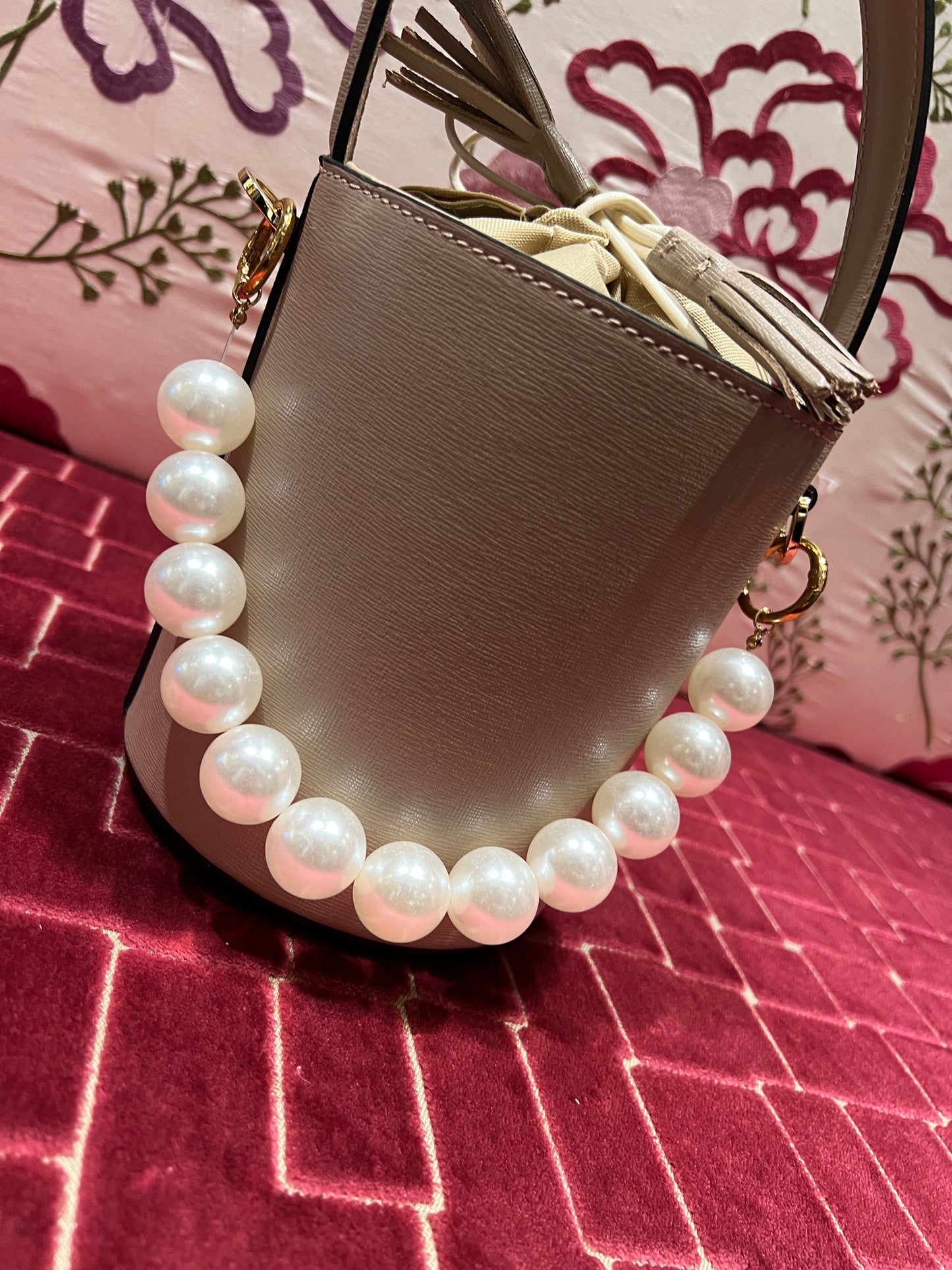 Borsa mini secchiello pelle taupe con decorazione perle e tracollina