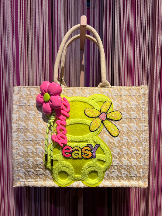 Borsa in tessuto con tracolla ,pied de poule panna e beige , con applicazione patch e charms