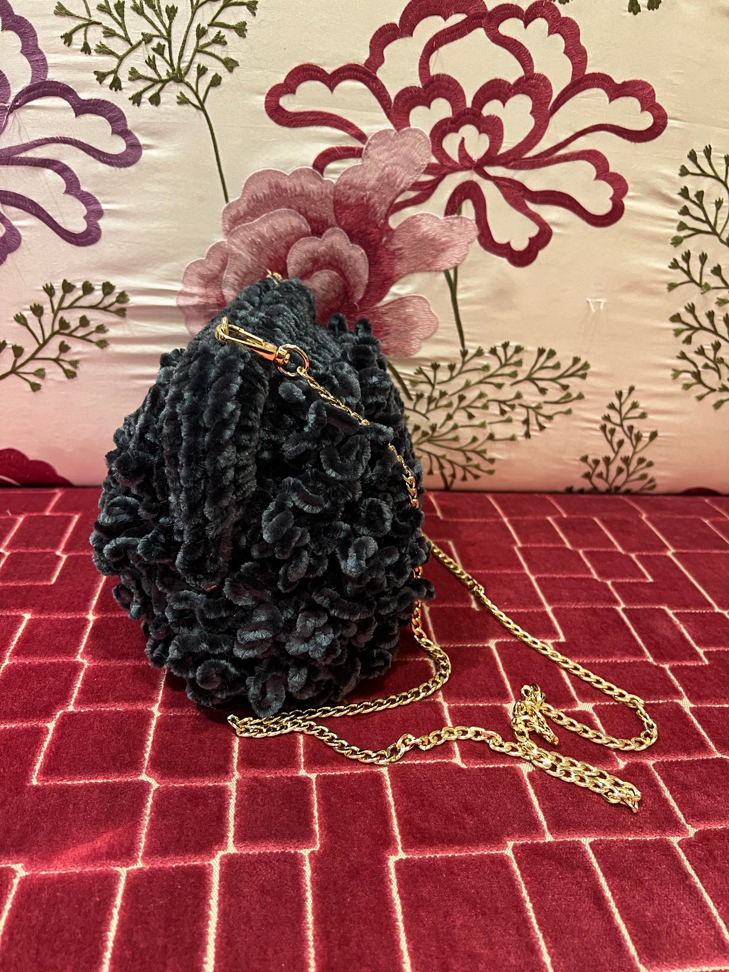 Clutch con tracollina dorata in ciniglia grigio antracite