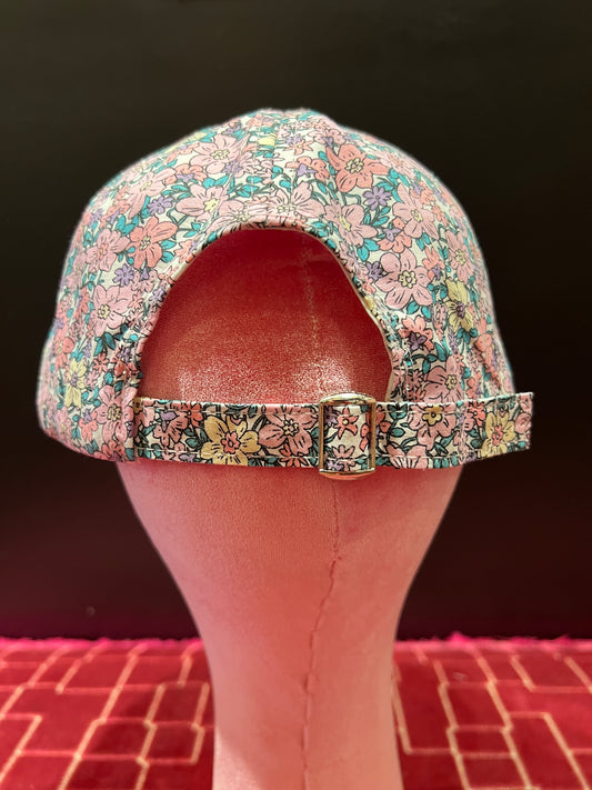 Cappello cotone regolabile con visiera fantasia floreale rosa e verde su sfondo bianco, C rosa