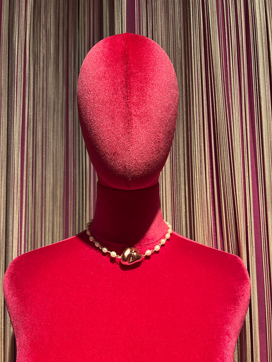 Marina Fossati choker perle fiume ciondolo resina rosa pepita marina