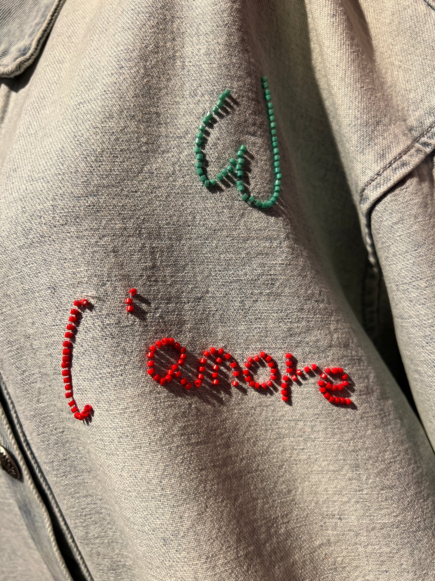 Sincere Paris camicia jeans denim chiaro con scritte perline colorate