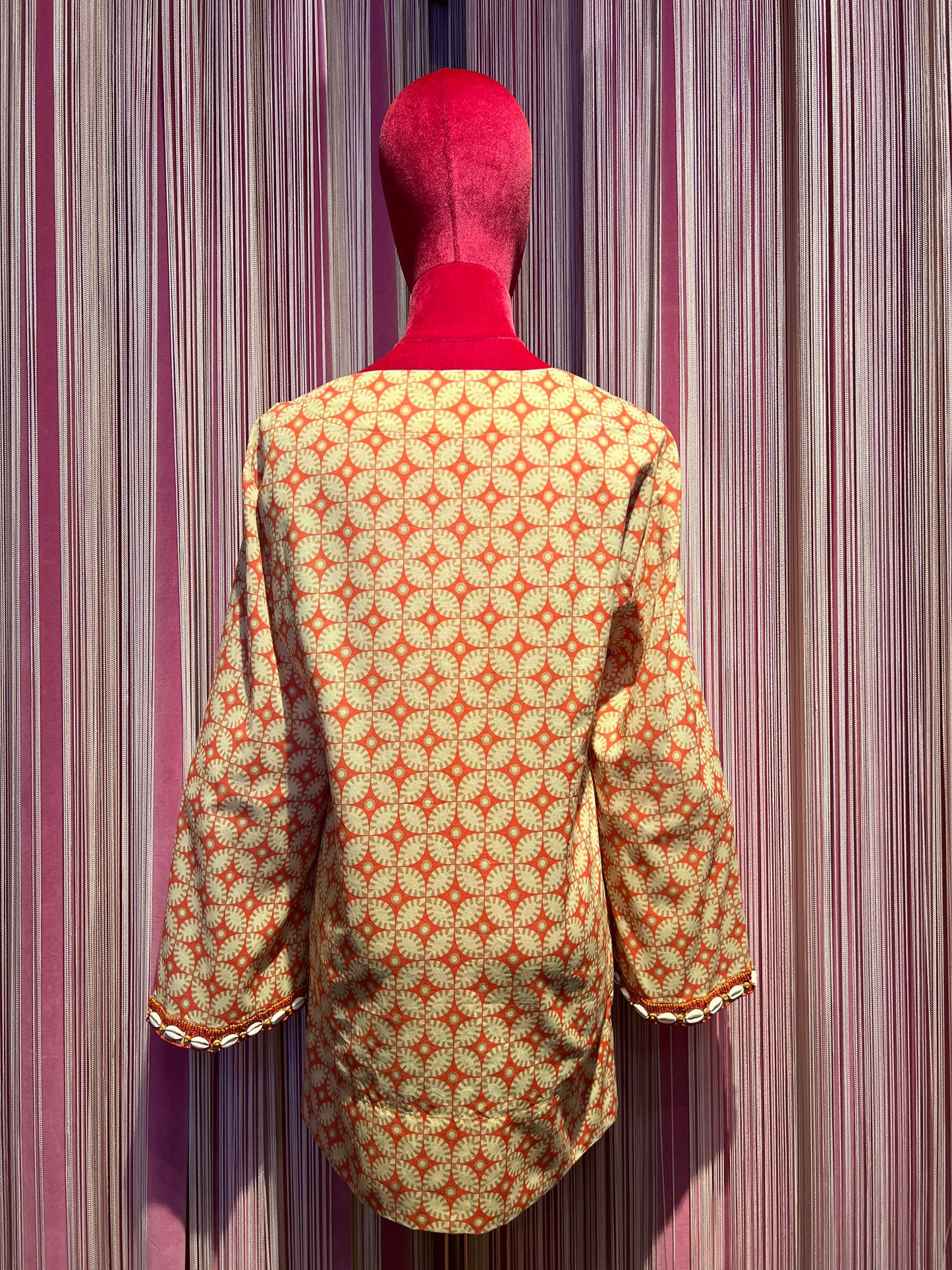 Maliparmi -50% di sconto completo camicia in tela di cotone fantasia floral arancio beige e panna con conchiglie sulle maniche e pantalone con frange perline