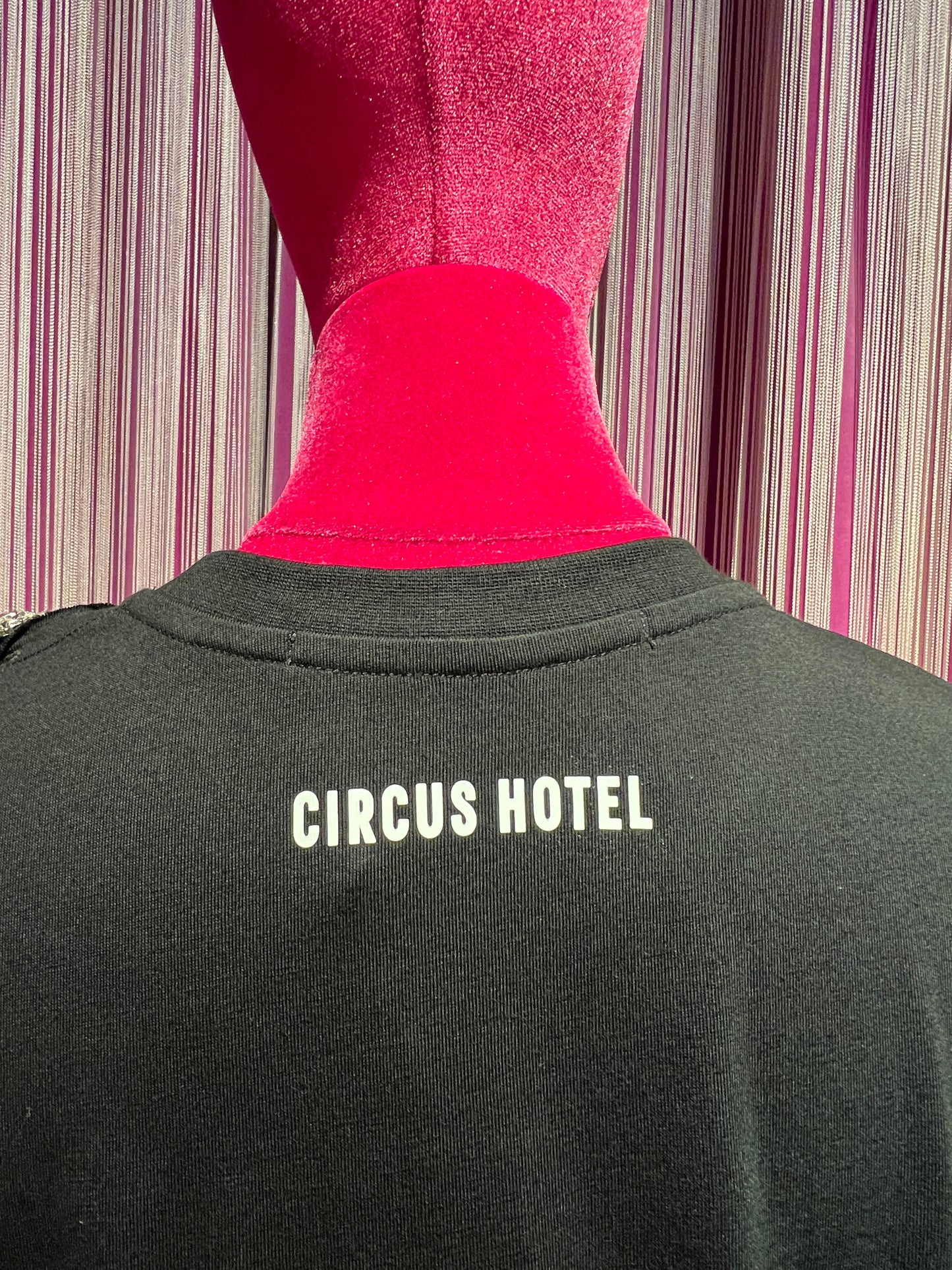 Circus Hotel t shirt nera cut out spalla con spille gioiello