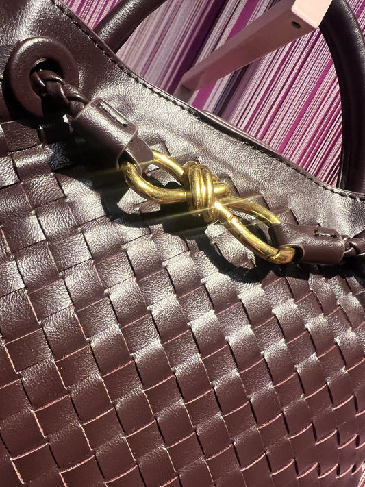 Borsa ecopelle cioccolato con lavorazione ad intreccio e tracolla