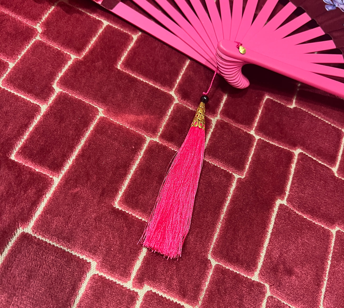 Ventaglio fucsia con disegno floreale
