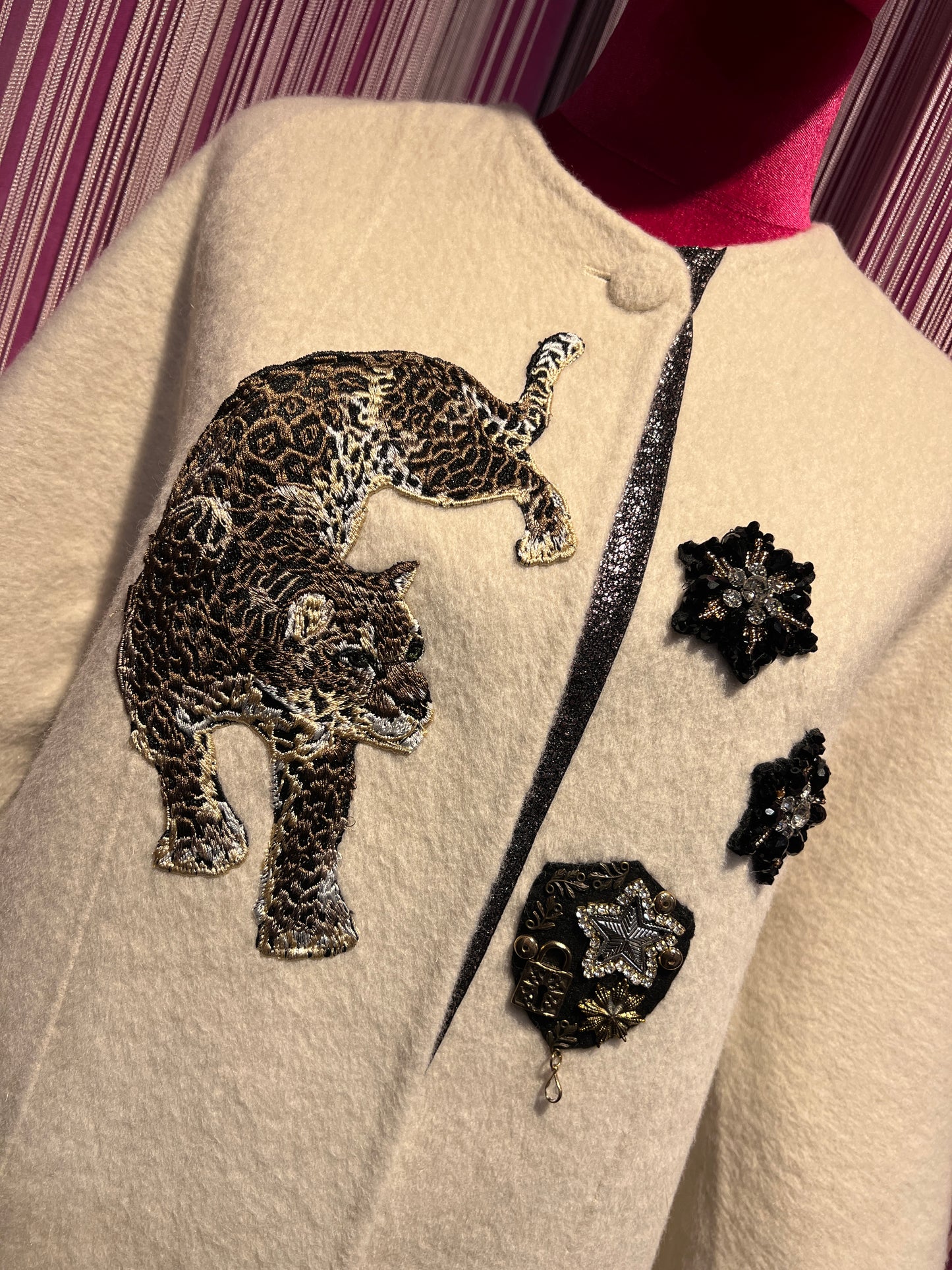 ABpink 🩷cappotto panna sfoderato con frange e sciarpa rimovibile, con patch cristalli e tigri