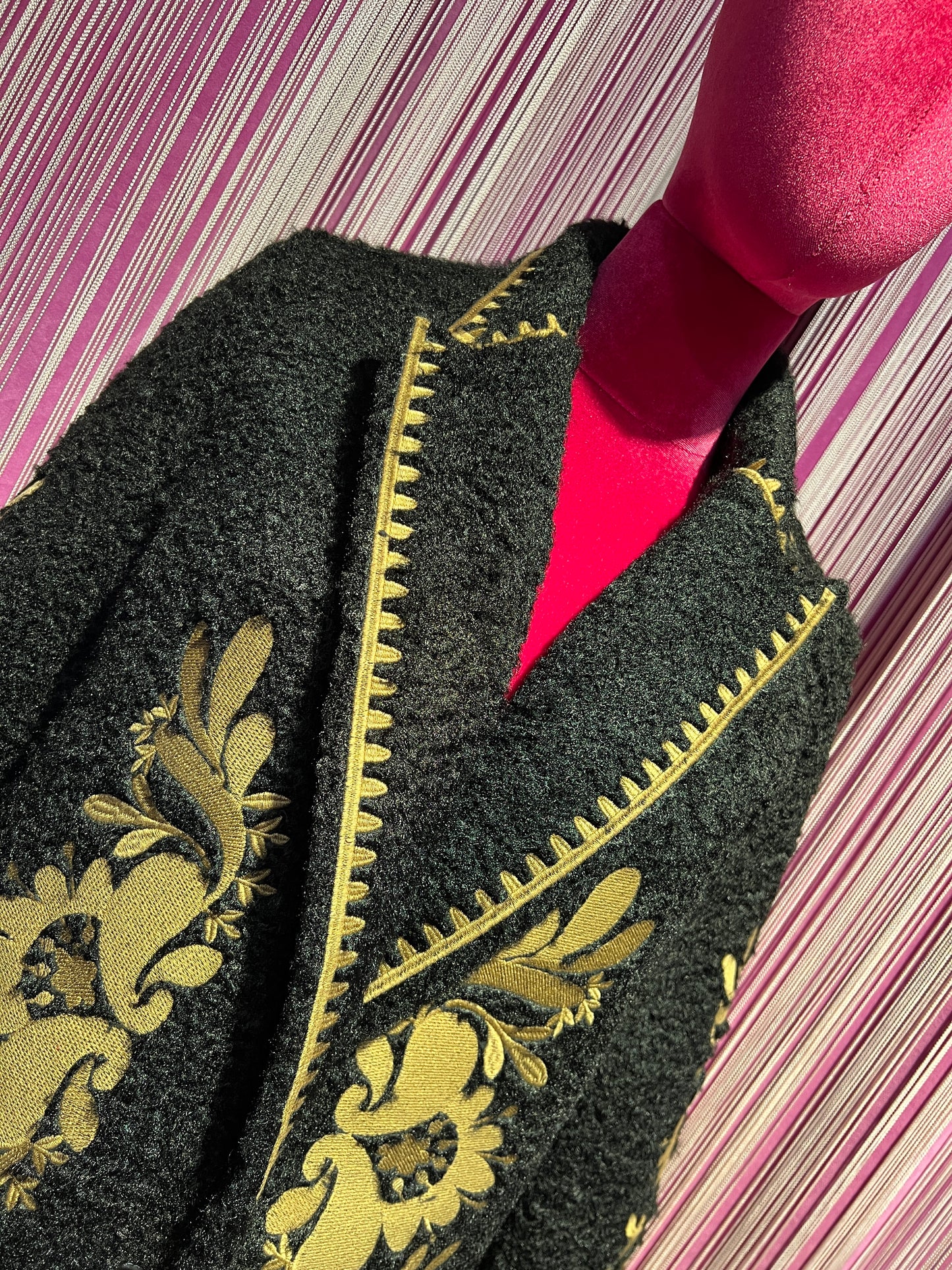 The room giacca boucle’ nera con motivo floreale nocciola