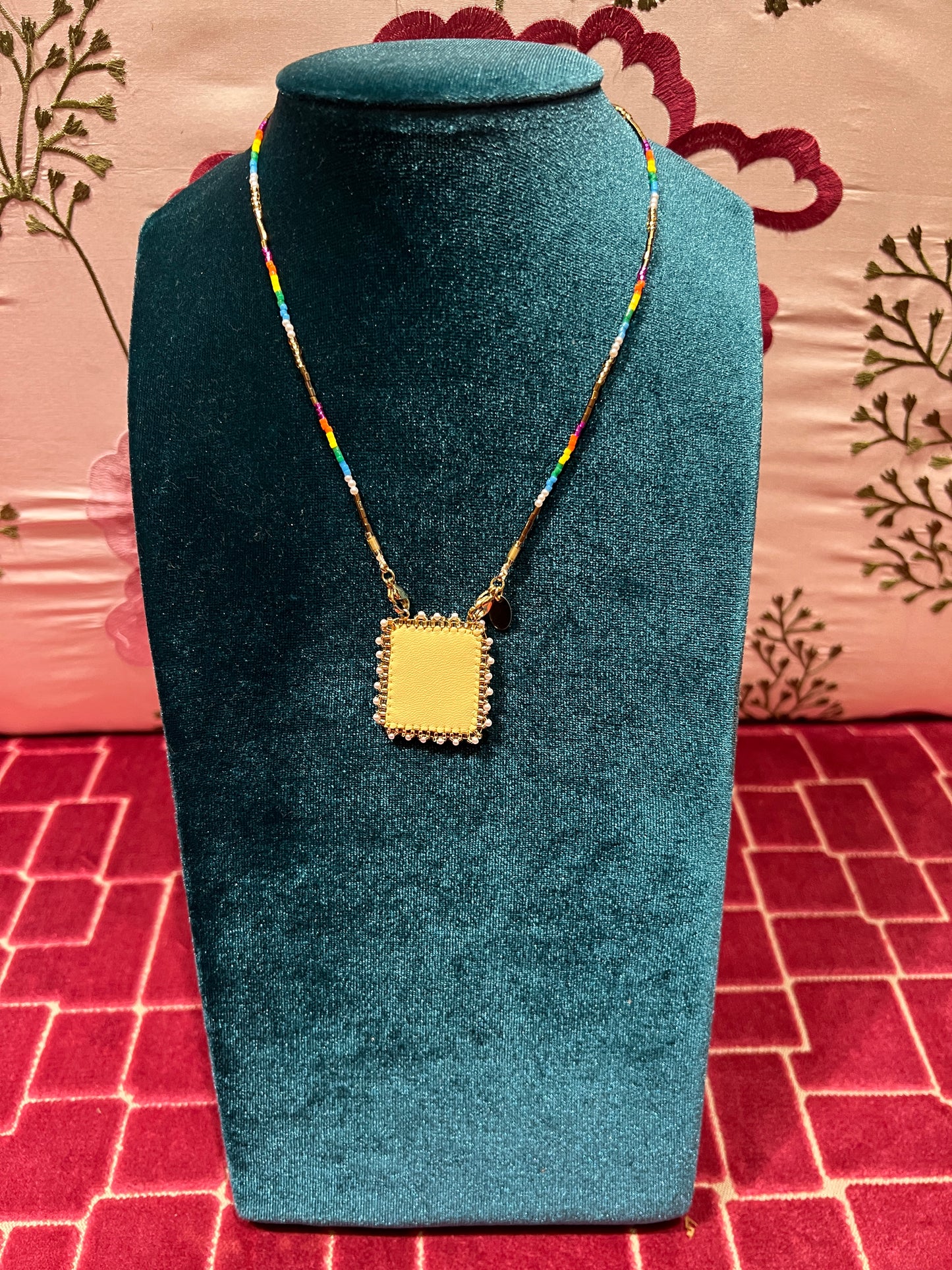 Collana girocollo perline e croce fondo beige e pelle
