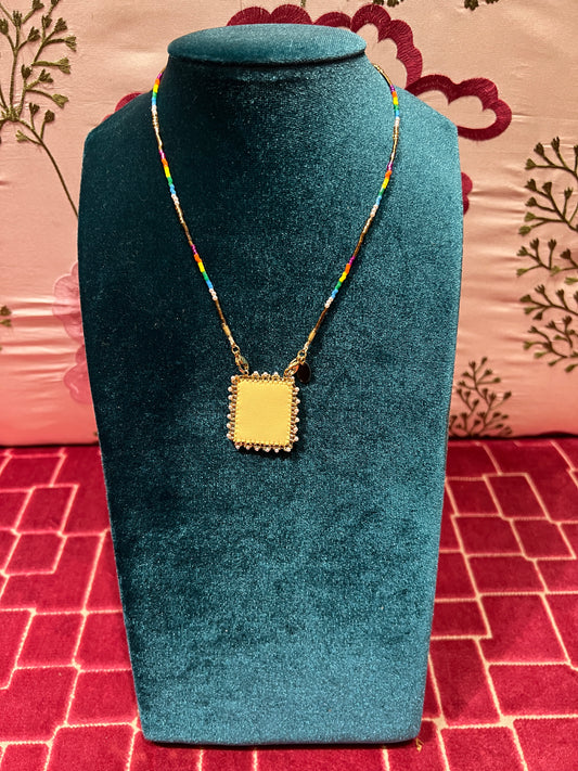Collana girocollo perline e croce fondo beige e pelle