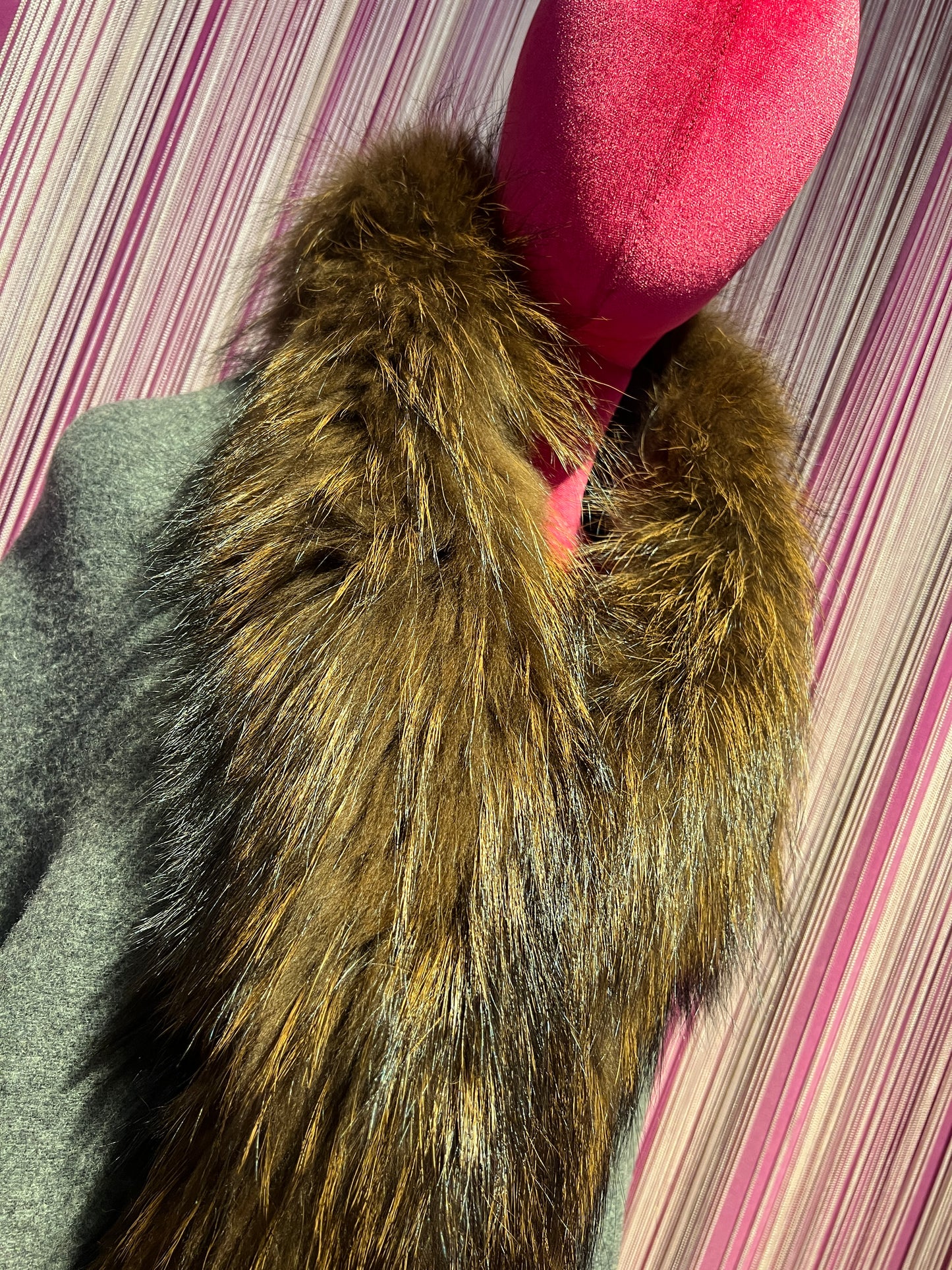 Bazar deluxe stola con frange e pelliccia raccoon