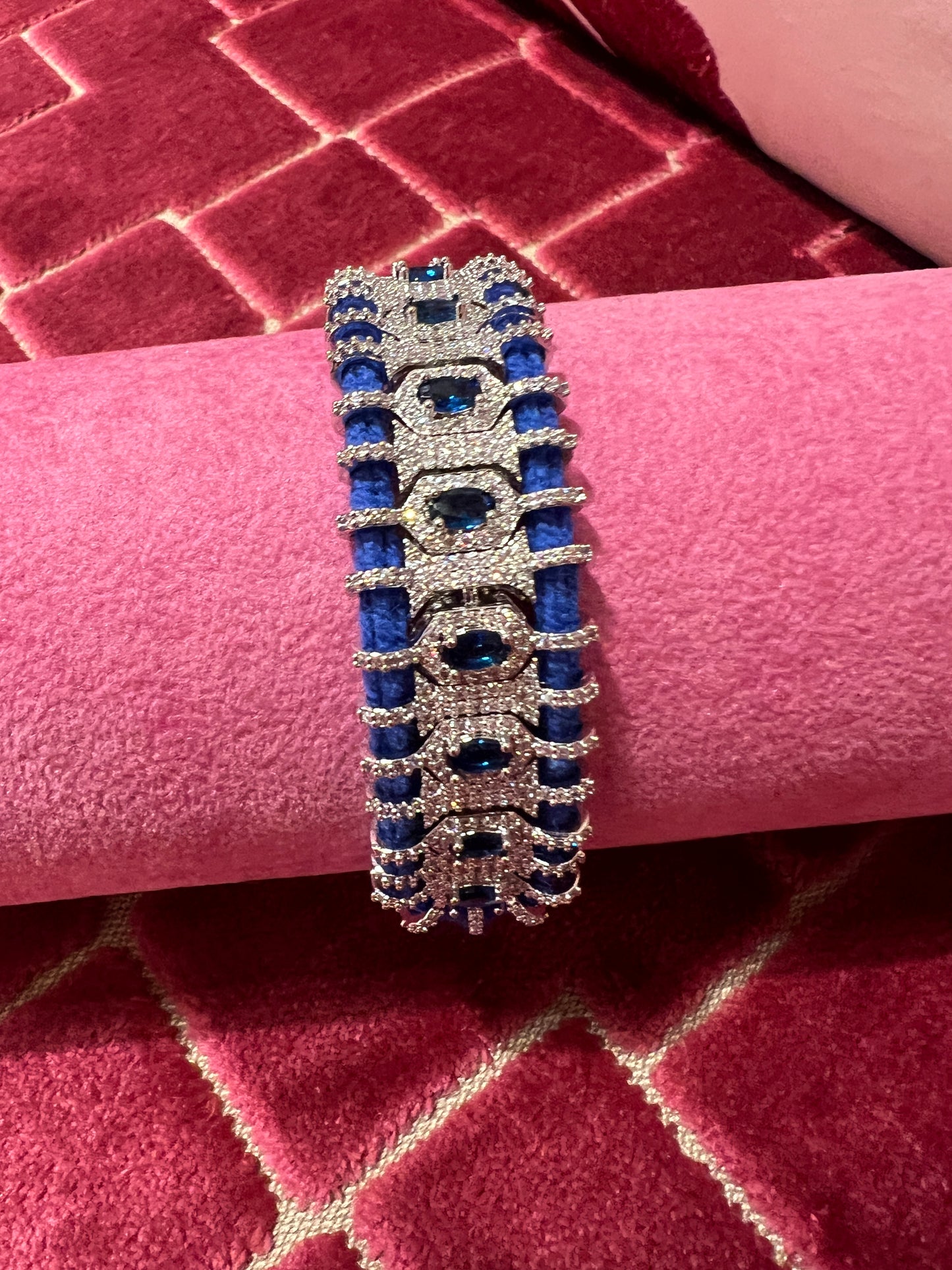 Bracciale regolabile in pavé di cristalli e pietre blu montato su cordoncino blu