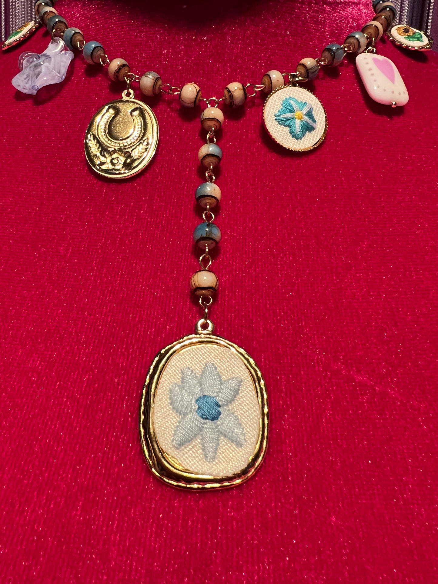 Berri collana con perline azzurre e beige montatura rosario charms ricamo floreale celeste, ferro di cavallo su base celeste