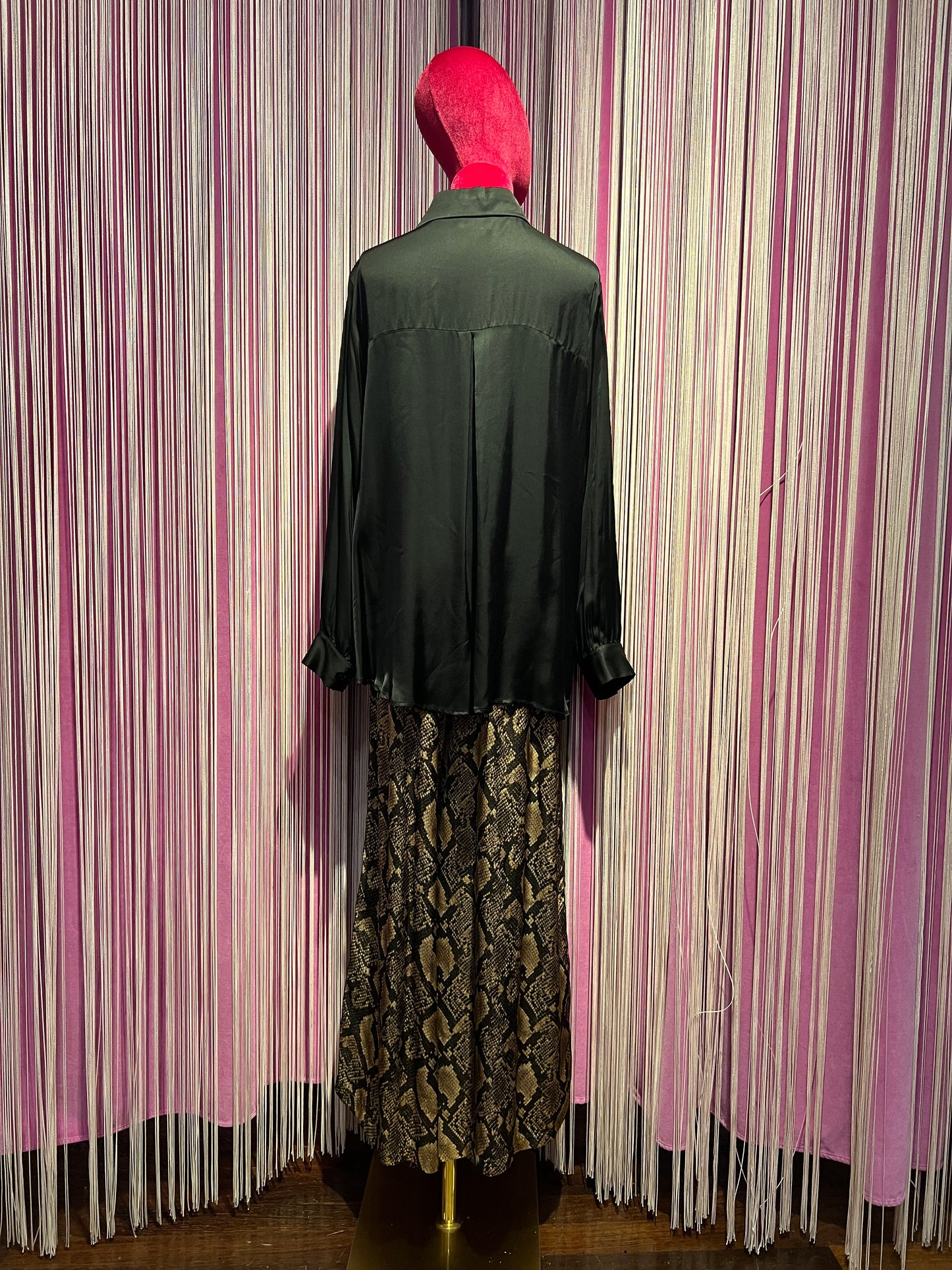 The room completo in viscosa camicia nera e pantalone stampa animalier pitonata
