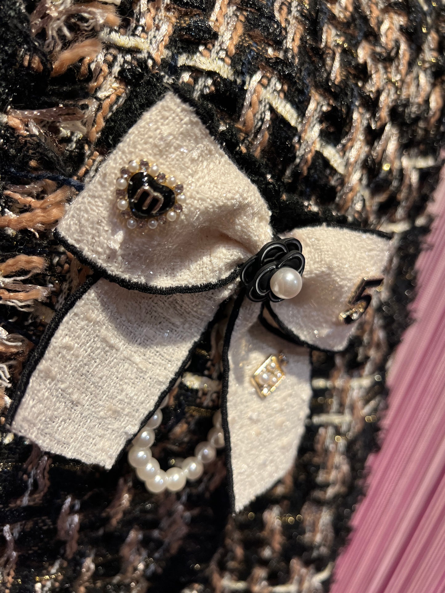 ABpink 🩷 giacca in tweed  nera e oro con fiocco panna