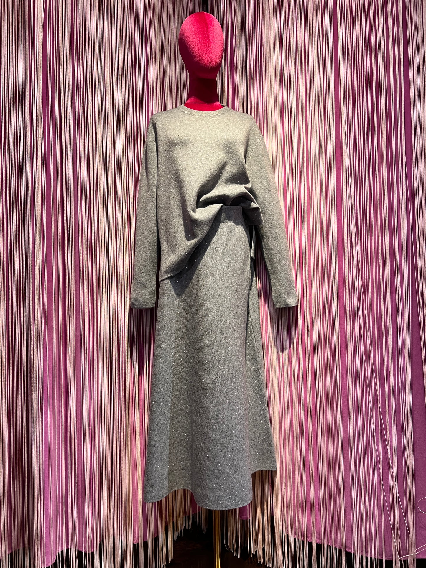 The room completo grigio con decorazioni micro cristalli maglia e gonna lunga svasata con elastico in vita