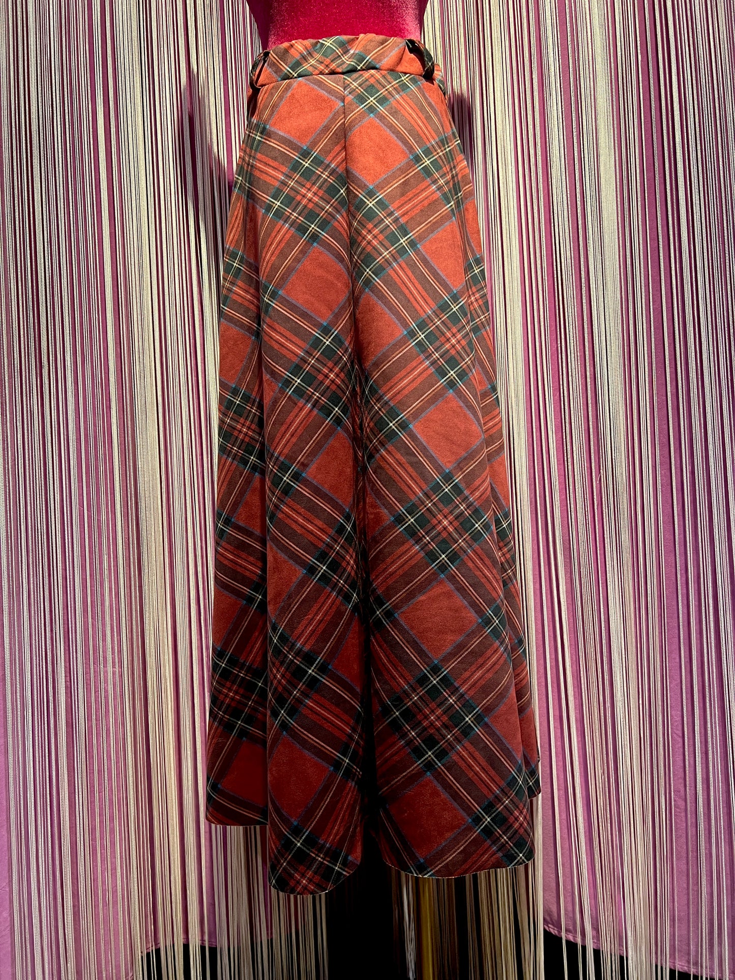 The room gonna con elastico fantasia tartan rossa