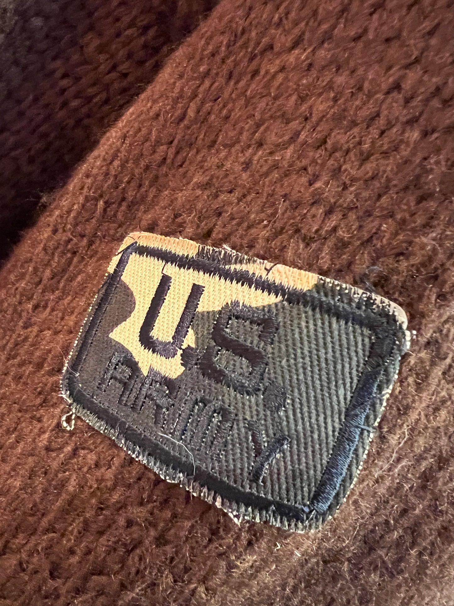 ABpink 🩷maglia over cioccolato con profili grigi, patch mostrine militari e ramage ecopelle