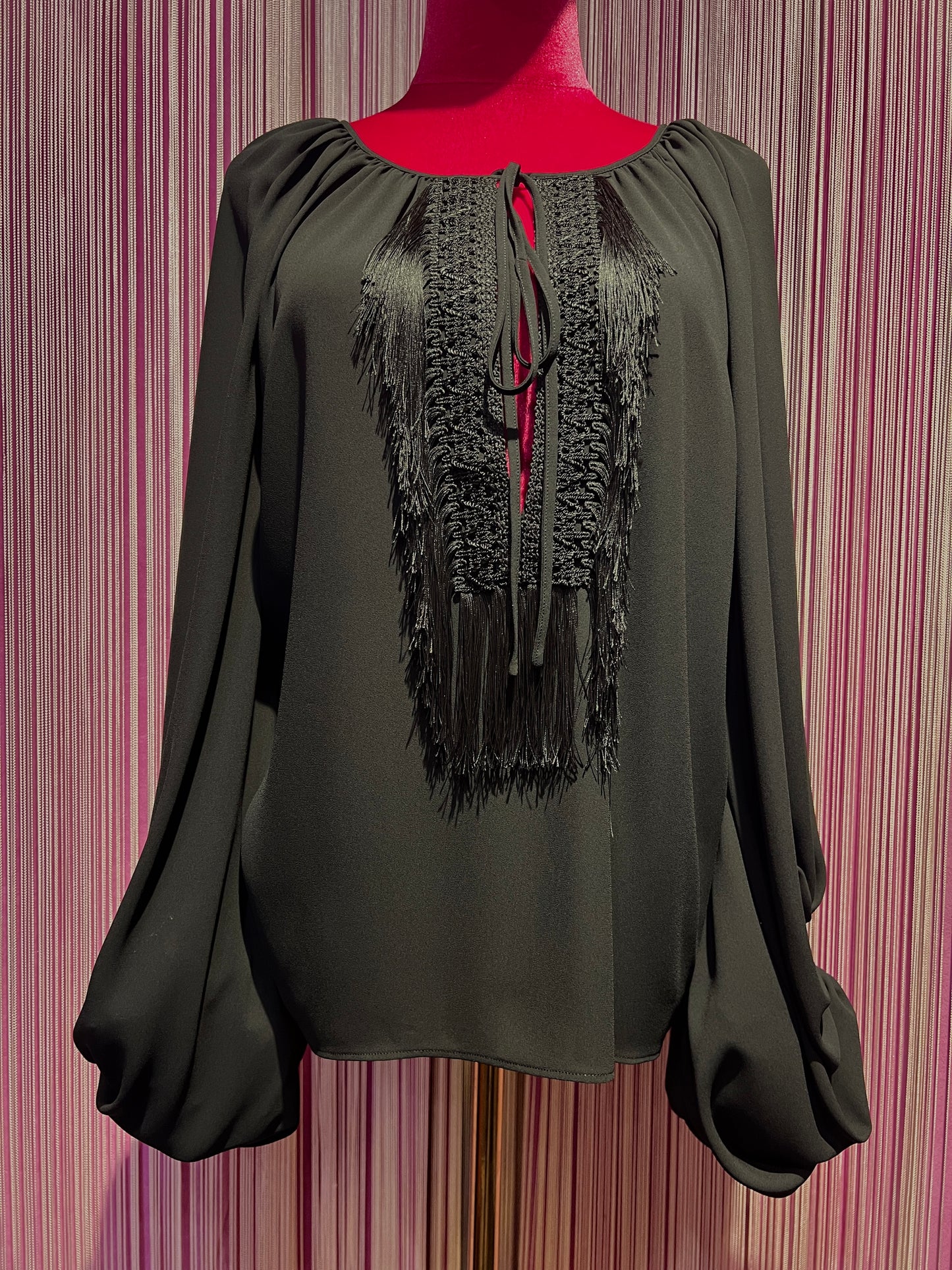 Dahlo blusa girocollo con frangia e maniche ampie