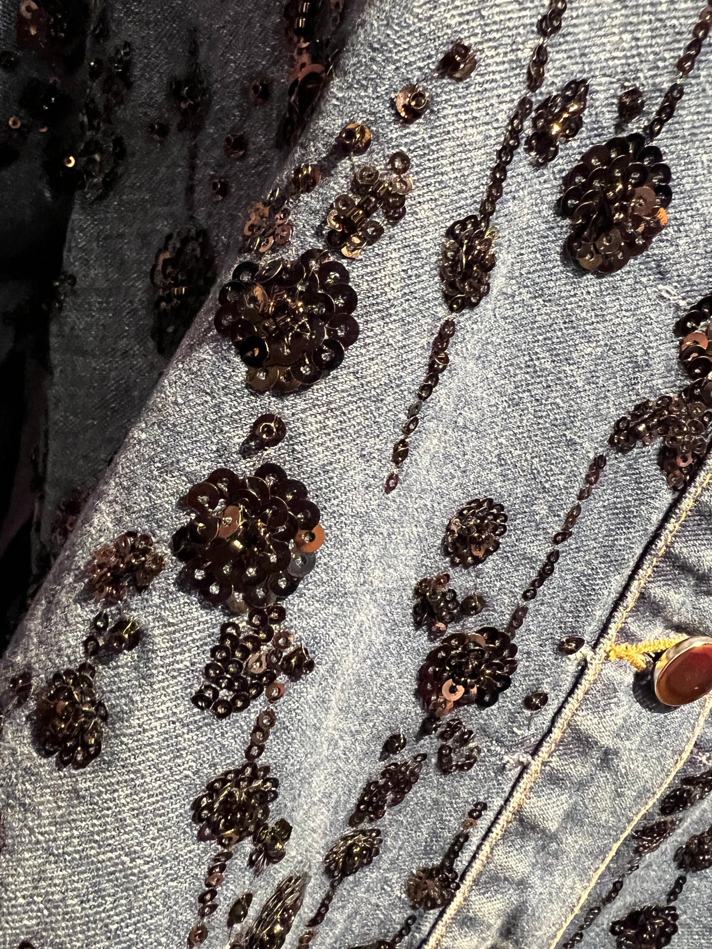 The room camicia jeans con ricami paillettes nere colletto velluto cioccolato