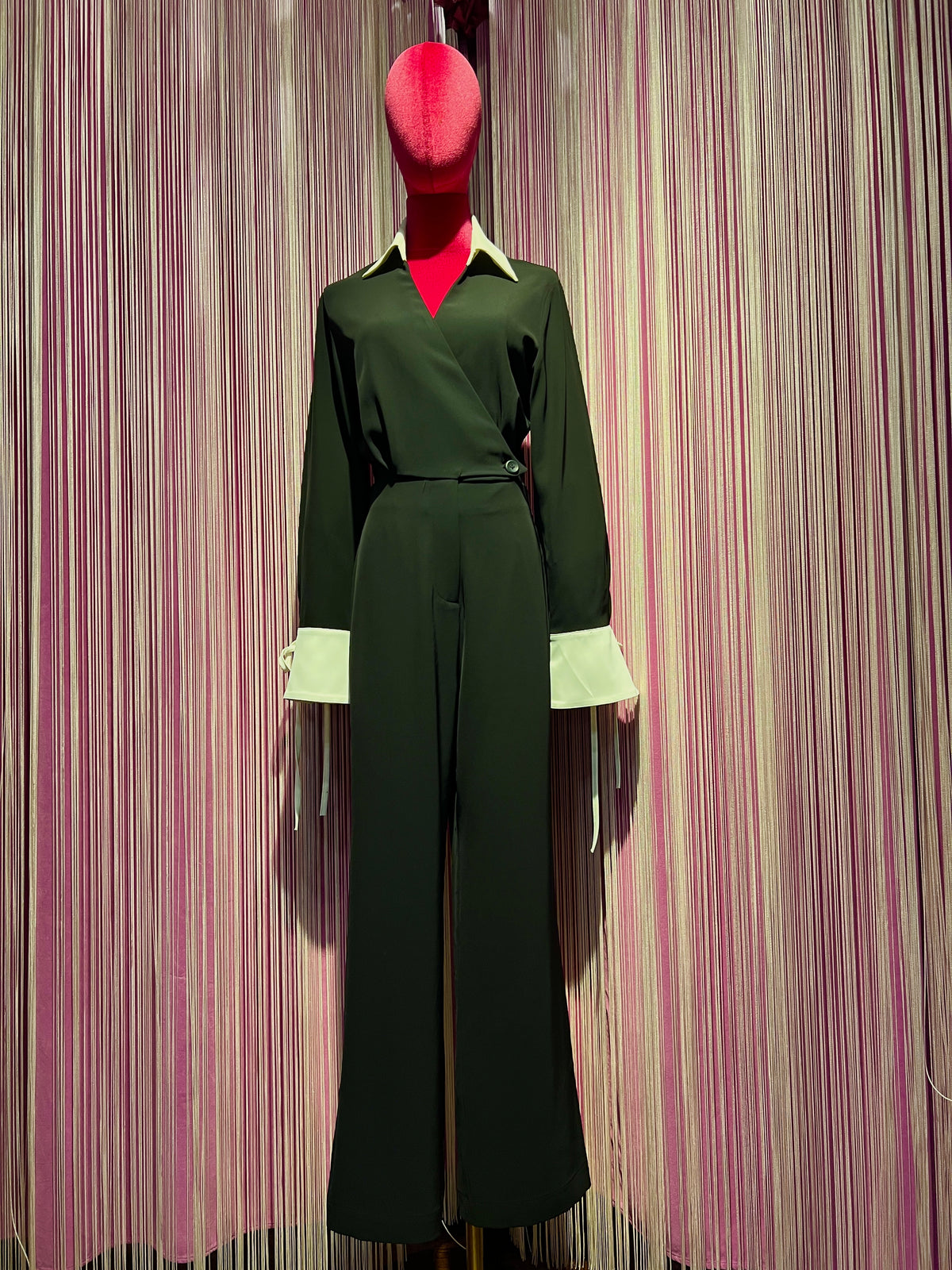 The room jumpsuit nera con colletto e polsi bianchi